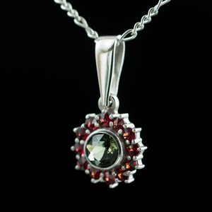 LOCKIE, SILVER PENDANT, MOLDAVITE, GARNET - MOLDAVITES, CZECH{% if kategorie.adresa_nazvy[0] != zbozi.kategorie.nazev %} - SILVER JEWELLERY{% endif %}