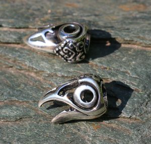 Crâne de corbeau, barbe perle, argent