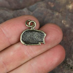 HEDGEHOG, ZINC PENDANT, ANTIQUE BRASS - ALL PENDANTS, OUR PRODUCTION{% if kategorie.adresa_nazvy[0] != zbozi.kategorie.nazev %} - JEWELLERY - BRONZE, ZINC{% endif %}