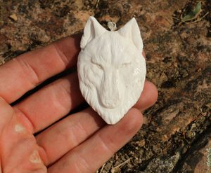 LOUP, PENDENTIF EN OS SCULPTÉ - BIJOUX ANIMALIERS{% if kategorie.adresa_nazvy[0] != zbozi.kategorie.nazev %} - BIJOUTERIE{% endif %}