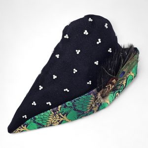 Chapeau médiéval, laine, brocart, plumes