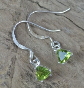 TRIANGULAR - PERIDOT, STERLING SILVER EARRINGS - OHRRINGE{% if kategorie.adresa_nazvy[0] != zbozi.kategorie.nazev %} - SILBER SCHMUCKSTÜCKE{% endif %}