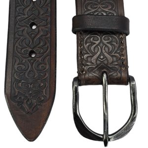 Ceinture en cuir, motifs floraux