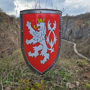 BOUCLIER MÉDIÉVAL - LION DE BOHÊME, MÉTAL, FAIT MAIN - BOUCLIERS PEINTS ET DÉCORATIFS{% if kategorie.adresa_nazvy[0] != zbozi.kategorie.nazev %} - ARMURES ET BOUCLIERS{% endif %}