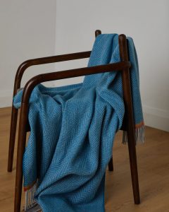 FOXFORD SLANEY CASHMERE AND LAMBSWOOL THROW, IRELAND - WOLLDECKEN UND SCHALS AUS IRLAND{% if kategorie.adresa_nazvy[0] != zbozi.kategorie.nazev %} - WOLLPRODUKTE{% endif %}