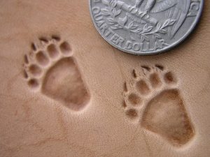 GRIZZLY BEAR TRACK, LEATHER STAMP - LEATHER STAMPS{% if kategorie.adresa_nazvy[0] != zbozi.kategorie.nazev %} - LEATHER PRODUCTS{% endif %}