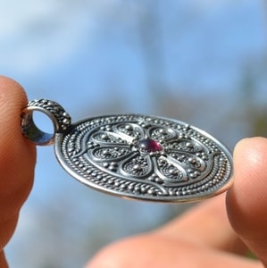 VESNA, PENDENTIF SLAVE EN ARGENT ET GRENAT, ROYAUME DE GRANDE MORAVIE, AG 925 - PENDENTIFS{% if kategorie.adresa_nazvy[0] != zbozi.kategorie.nazev %} - BIJOUX EN ARGENT{% endif %}