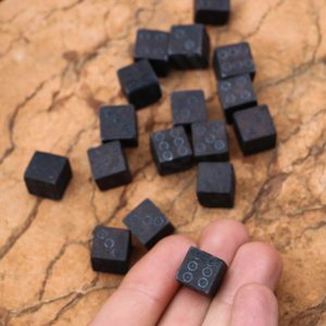 GAMING DICE - BLACK, 1 PIECE - MITTELALTER, RETTSPIELE{% if kategorie.adresa_nazvy[0] != zbozi.kategorie.nazev %} - HISTORISCHE BRETTSPIELE{% endif %}