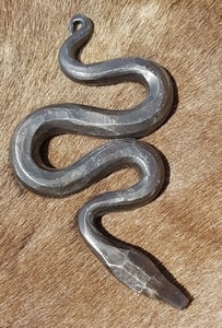 SERPENT FORGÉ, FIGURINE - PRODUITS FORGÉS{% if kategorie.adresa_nazvy[0] != zbozi.kategorie.nazev %} - FER FORGÉ ET MONNAIE{% endif %}