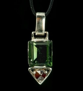 HYPERION, CZECH MOLDAVITE, GARNET, SILVER PENDANT - MOLDAVITES, CZECH{% if kategorie.adresa_nazvy[0] != zbozi.kategorie.nazev %} - SILVER JEWELLERY{% endif %}