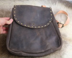 LEATHER PILGRIM BAG, AFTER EDUARD WAGNER, 14.-15. CENTURY - TASCHEN{% if kategorie.adresa_nazvy[0] != zbozi.kategorie.nazev %} - LEDERPRODUKTE{% endif %}