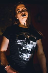 CELTIC SKULL, WOMEN'S T-SHIRT B&W - WOMEN'S T-SHIRTS{% if kategorie.adresa_nazvy[0] != zbozi.kategorie.nazev %} - NAAV{% endif %}