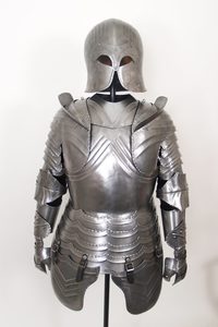 SUIT OF ARMOR, DECORATIVE WITH STANDER - VOLLRÜSTUNGEN{% if kategorie.adresa_nazvy[0] != zbozi.kategorie.nazev %} - RÜSTUNGEN{% endif %}