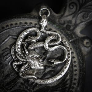Méduse, talisman antique, zinc, argent antique