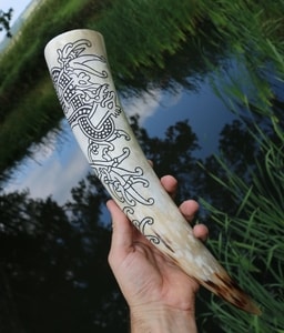 FÁFNIR - DRAGON, CARVED DRINKING HORN - DRINKING HORNS{% if kategorie.adresa_nazvy[0] != zbozi.kategorie.nazev %} - HORN PRODUCTS{% endif %}