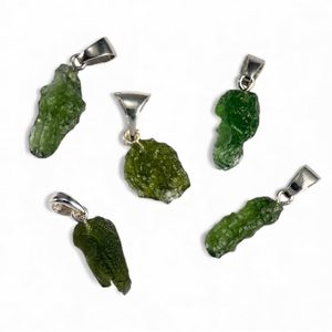 Moldavite – raw stone, pendant, sterling silver 925/1000, approx. 0.5–1 g