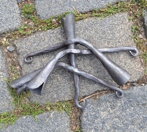 TRIPOD FOR CAULDRON, MOBILE - FORGED PRODUCTS{% if kategorie.adresa_nazvy[0] != zbozi.kategorie.nazev %} - SMITHY WORKS, COINS{% endif %}