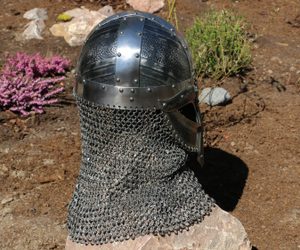 NJORD, CASQUE DE VIKING AVEC CAMAIL D'ARMURE - CASQUES VIKINGS ET À NASALE{% if kategorie.adresa_nazvy[0] != zbozi.kategorie.nazev %} - ARMURES ET BOUCLIERS{% endif %}