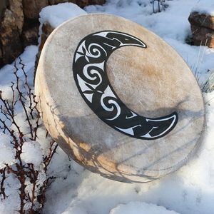 LUNA SHAMANIC FRAME DRUM 40 CM - RAHMENTROMMELN{% if kategorie.adresa_nazvy[0] != zbozi.kategorie.nazev %} - RAHMENTROMMELN{% endif %}