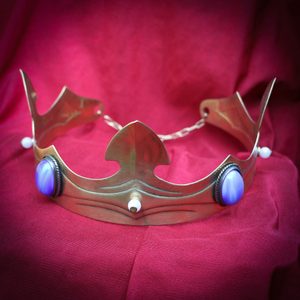 CAROLUS, NOBLE MEDIEVAL BRASS CROWN, BLUE - TIARAS, CROWNS{% if kategorie.adresa_nazvy[0] != zbozi.kategorie.nazev %} - SHOES, COSTUMES{% endif %}