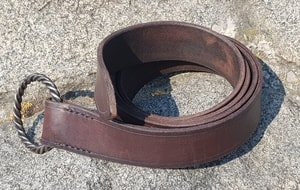 CORENTIN, CEINTURE EN CUIR AVEC BOUCLE FORGÉE - CEINTURES EN CUIR{% if kategorie.adresa_nazvy[0] != zbozi.kategorie.nazev %} - CUIR : PRODUITS ET OUTILS{% endif %}