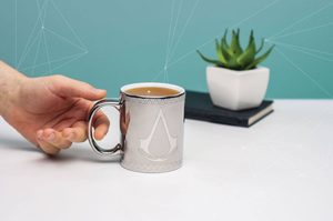 ASSASSIN'S CREED MUG, 300 ML - ASSASSIN'S CREED{% if kategorie.adresa_nazvy[0] != zbozi.kategorie.nazev %} - LICENSED MERCH - FILMS, GAMES{% endif %}