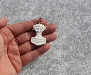 THOR'S HAMMER, PENDENTIF EN OS SCULPTÉ - INSPIRATION NORDIQUE ET VIKING{% if kategorie.adresa_nazvy[0] != zbozi.kategorie.nazev %} - BIJOUTERIE{% endif %}