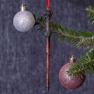 HARRY POTTER HARRY'S WAND HANGING ORNAMENT 15.5CM - HARRY POTTER{% if kategorie.adresa_nazvy[0] != zbozi.kategorie.nazev %} - PRODUITS SOUS LICENCE – FILMS, JEUX, SÉRIES{% endif %}