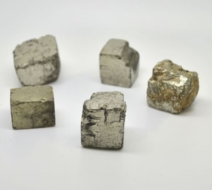 PYRITE, CUBE - DECORATIVE MINERALS AND ROCKS{% if kategorie.adresa_nazvy[0] != zbozi.kategorie.nazev %} - MOLDAVITES, MINERALS, FOSSILS{% endif %}