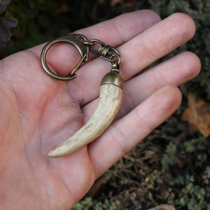 DEER ANTLER, KEY CHAIN - EUROPEAN DEER - DEER ANTLER PRODUCTS{% if kategorie.adresa_nazvy[0] != zbozi.kategorie.nazev %} - BUSHCRAFT, LIVING HISTORY, CRAFTS{% endif %}