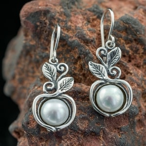 SYLVESTRA, BOUCLES D'OREILLES, PERLE, ARGENT - BOUCLES D'OREILLES, PIERRES PRÉCIEUSES, ARGENT{% if kategorie.adresa_nazvy[0] != zbozi.kategorie.nazev %} - BIJOUX EN ARGENT{% endif %}