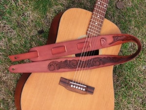 HAND TOOLED LEATHER GUITAR STRAP - BELTS{% if kategorie.adresa_nazvy[0] != zbozi.kategorie.nazev %} - LEATHER PRODUCTS{% endif %}