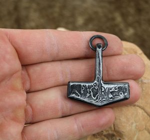 DAGUR, FORGED THOR'S HAMMER, DAMASCUS STEEL - INSPIRATION NORDIQUE ET VIKING{% if kategorie.adresa_nazvy[0] != zbozi.kategorie.nazev %} - BIJOUTERIE{% endif %}