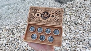 SPINTRIAE, JETONS ROMAINS ET COFFRET EN BOIS - 7 JOURS DE PLAISIR - PIÈCES ÉROTIQUES{% if kategorie.adresa_nazvy[0] != zbozi.kategorie.nazev %} - NUMISMATIQUE, MONNAIE{% endif %}