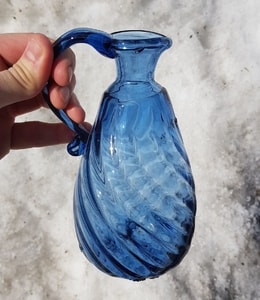 CARAFE BLEUE - VERRE HISTORIQUE - RÉPLIQUES HISTORIQUES DE VERRE{% if kategorie.adresa_nazvy[0] != zbozi.kategorie.nazev %} - VERRE ET CÉRAMIQUE{% endif %}