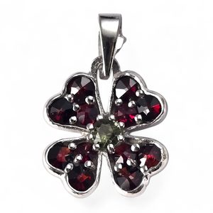 Cloverleaf pendant with moldavite and garnets, 925 silver