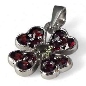 Cloverleaf pendant with moldavite and garnets, 925 silver