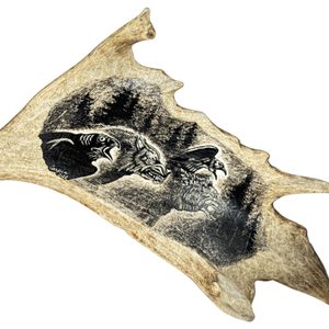 Geri, Freki und Huginn und Muninn, das gravierte Geweih