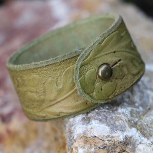 EICHENBLÄTTER, LEDERARMBAND - GRÜN - LEDERARMBÄNDER{% if kategorie.adresa_nazvy[0] != zbozi.kategorie.nazev %} - LEDERPRODUKTE{% endif %}