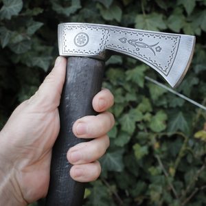 CARPATHIA VALASKA TRADITIONAL FORGED CARPATHIAN AXE - ETCHED - HALLEBARDES, HACHES, MASSES{% if kategorie.adresa_nazvy[0] != zbozi.kategorie.nazev %} - ARMURERIE: LES ARMES{% endif %}