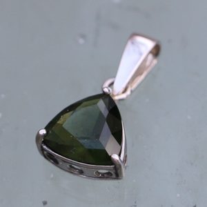 MOLDAVITE - TRIANGULAR DE LUXE, SILVER PENDANT - MOLDAVITES, CZECH{% if kategorie.adresa_nazvy[0] != zbozi.kategorie.nazev %} - SILVER JEWELLERY{% endif %}