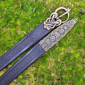 BORRE CEINTURE VIKING DÉCORÉE, NOIRE, LAITON VIEILLI - CEINTURES EN CUIR{% if kategorie.adresa_nazvy[0] != zbozi.kategorie.nazev %} - CUIR : PRODUITS ET OUTILS{% endif %}