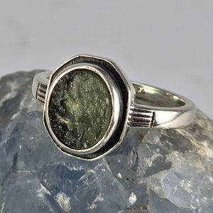 Mittelalterlicher Ring mit Moldavit, Silber Ag 925