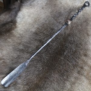 SHOEHORN FOR HUNTERS, FORGED, TWISTED - FORGED IRON HOME ACCESSORIES{% if kategorie.adresa_nazvy[0] != zbozi.kategorie.nazev %} - SMITHY WORKS, COINS{% endif %}