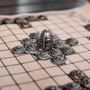 HNEFATAFL OU TAFL, JEU DE SOCIÉTÉ VIKING - CASE EN CUIR UNIQUEMENT - VIKING - PLATEAU DE JEU{% if kategorie.adresa_nazvy[0] != zbozi.kategorie.nazev %} - HRY A KNIHY{% endif %}