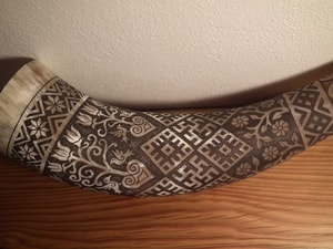 SLAVIC EMBROIDERY II, ENGRAVED DRINKING HORN, 0.9 L - DRINKING HORNS{% if kategorie.adresa_nazvy[0] != zbozi.kategorie.nazev %} - HORN PRODUCTS{% endif %}