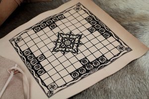 HNEFATAFL OU TAFL, JEU DE SOCIÉTÉ VIKING - CASE EN CUIR UNIQUEMENT - VIKING - PLATEAU DE JEU{% if kategorie.adresa_nazvy[0] != zbozi.kategorie.nazev %} - HRY A KNIHY{% endif %}