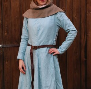 VÊTEMENTS FÉMININS MÉDIÉVAUX - FEMME 2E MOITIÉ DU 14E SIÈCLE - COSTUMES FÉMININS{% if kategorie.adresa_nazvy[0] != zbozi.kategorie.nazev %} - COSTUMES, CHAUSSURES{% endif %}