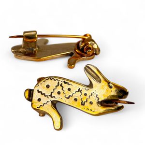 Lièvre, fibula romain, réplique