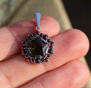 DELORA, MOLDAVITE, GARNET, SILVER PENDANT - MOLDAVITES, CZECH{% if kategorie.adresa_nazvy[0] != zbozi.kategorie.nazev %} - SILVER JEWELLERY{% endif %}